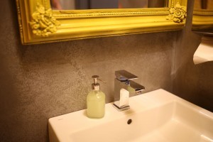 Betonová stěrka - Kavárna Bílá Vrána