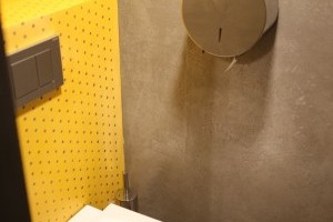 Betonová stěrka - Kavárna Bílá Vrána